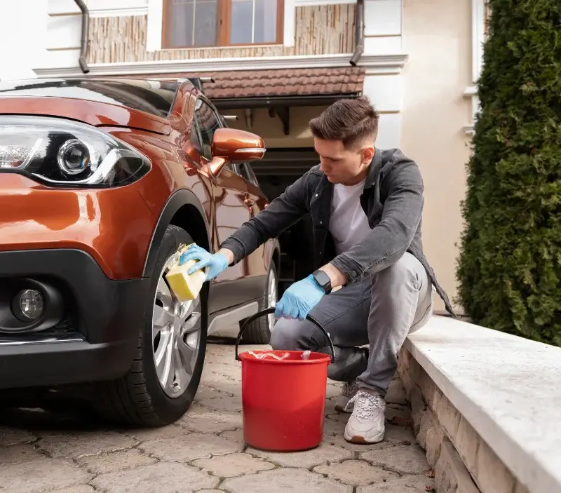 Lavage auto à domicile Pontenx-les-Forges : professionnel intervenant sur un véhicule